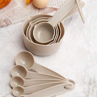 SHEIN 厨房烘焙工具量杯和量勺套装，采用可堆叠设计和刻度标记，非常适合烹饪和烘焙