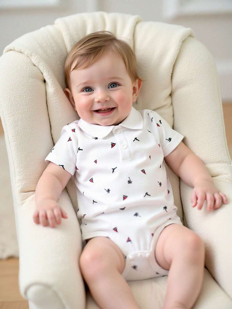 男婴休闲半开领纽扣polo衫连体衣，度假主题帆船、海鸥和棕榈树印花短袖针织连体衣，适合3个月至24个月的宝宝，居家、日常穿着、旅行、夏季皆宜。男女宝宝服装，品牌男婴服装，连体衣，男婴服装，男婴服装，婴儿连体衣，男婴学院风连体衣，新生儿连体衣，婴儿连体衣。