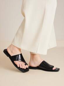 MOTF PREMIUM Zapatos de mujer nuevos y de moda, sandalias de punta cuadrada con suela plana, versátiles, cómodas y ligeras, estilo slip-on de resort, con un elegante estilo de hada de alto sentido, sandalias elegantes para el verano - Negro - Ver 7