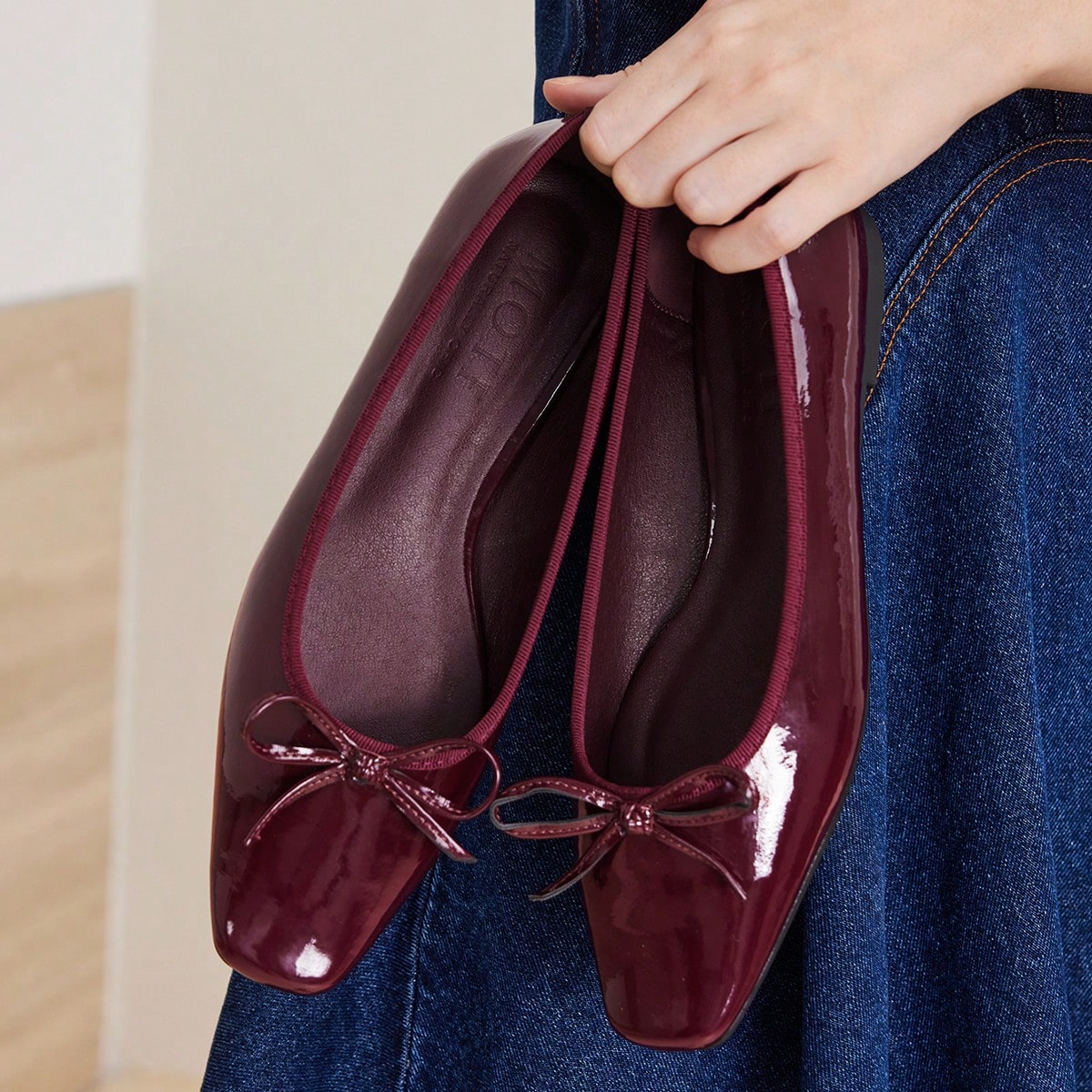 MOCASINES PLANOS CON DETALLE DE LAZO DE PUNTA CUADRADA