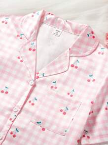 Conjunto de blusa de manga corta con cuello de solapa y estampado a cuadros y cereza, y pantalones cortos, ropa de descanso resistente al fuego imitación para adolescentes