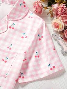 Conjunto de blusa de manga corta con cuello de solapa y estampado a cuadros y cereza, y pantalones cortos, ropa de descanso resistente al fuego imitación para adolescentes