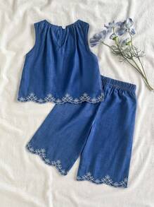 SHEIN Vintaside Kids Baby Mädchen 2-Teiliges Sommer-Set: Frisch & Hell, Denim-Optik ärmelloses Top mit besticktem Blumenrand, kombiniert mit geraden Hosen mit besticktem Blumenrand, locker & fließend, geeignet für Outdoor-Spiel, Fotoshootings, Zuhause, Park-Aktivitäten, Geburtstagsfeiern - süß & charmant - Blau - Übersicht 2