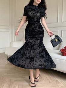 Feyla Robe longue ajustée à manches courtes, col rond, épaules régulières, en jacquard noir. Élégante pour l'été. - Noir - Voir 1