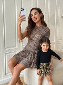 SHEIN Conjunto informal de bebé niña con top de punto de manga larga negro y shorts con cintura elástica de estampado de leopardo con volantes