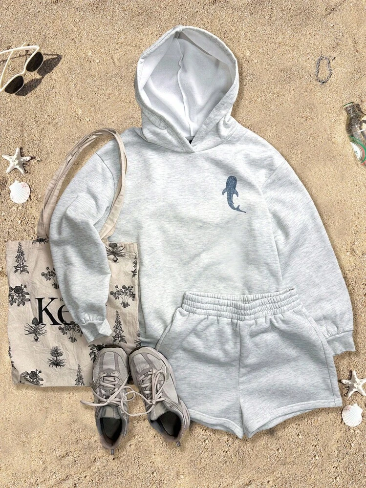 SHEIN EZwear Conjunto de sudadera con capucha y pantalones cortos con gráfico de eslogan para vacaciones en la playa, conjunto de sudadera con capucha y pantalones cortos para mujer, conjunto de sudadera con capucha y pantalones cortos con estampado de ballena tiburón, conjunto de sudadera con capucha gris y pantalones cortos para otoño e invierno, ropa de otoño e invierno para volver al colegio - Gris - Añade 2