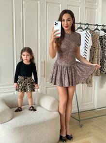 SHEIN Conjunto informal de bebé niña con top de punto de manga larga negro y shorts con cintura elástica de estampado de leopardo con volantes