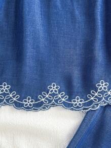 SHEIN Vintaside Kids Baby Mädchen 2-Teiliges Sommer-Set: Frisch & Hell, Denim-Optik ärmelloses Top mit besticktem Blumenrand, kombiniert mit geraden Hosen mit besticktem Blumenrand, locker & fließend, geeignet für Outdoor-Spiel, Fotoshootings, Zuhause, Park-Aktivitäten, Geburtstagsfeiern - süß & charmant - Blau - Übersicht 6