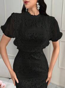 Modelyn Abendkleid mit Guipure-Spitze, Puffärmeln und Schlitz am Rücken