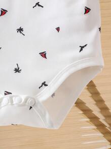 男婴休闲半开领纽扣polo衫连体衣，度假主题帆船、海鸥和棕榈树印花短袖针织连体衣，适合3个月至24个月的宝宝，居家、日常穿着、旅行、夏季皆宜。男女宝宝服装，品牌男婴服装，连体衣，男婴服装，男婴服装，婴儿连体衣，男婴学院风连体衣，新生儿连体衣，婴儿连体衣。