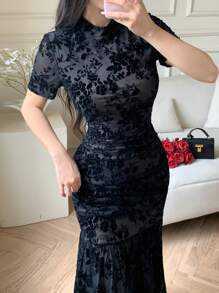 Feyla Robe longue ajustée à manches courtes, col rond, épaules régulières, en jacquard noir. Élégante pour l'été. - Noir - Voir 2