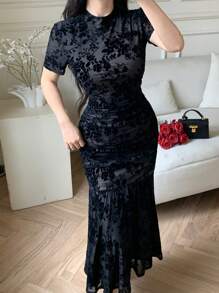 Feyla Robe longue ajustée à manches courtes, col rond, épaules régulières, en jacquard noir. Élégante pour l'été. - Noir - Voir 3