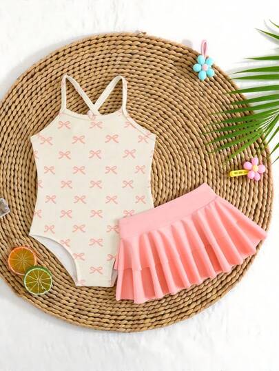 女孩蝴蝶印花随机颜色荷叶边泳衣带裙边，可爱沙滩和水上游戏服