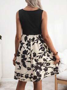 SHEIN 孕妇针织连衣裙，圆领上衣，前腰交叉纽扣设计，下装为数码印花梭织连衣裙 - 黑色 - 查看 2