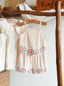 SHEIN 2pcs/Set Girls Summer Outfit, Cute Printed Camisole Top + Printed Shorts, European And American Style