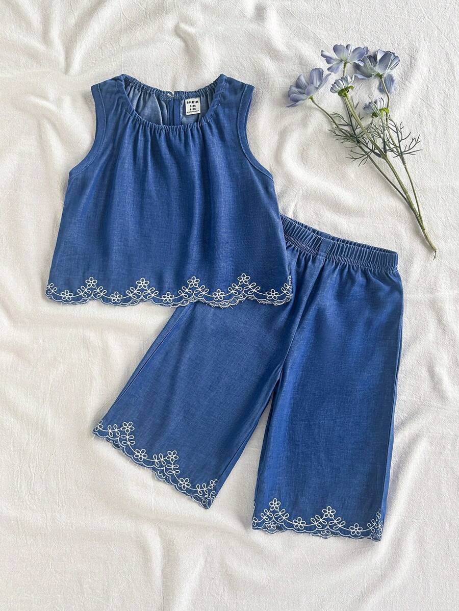 SHEIN Vintaside Kids Baby Mädchen 2-Teiliges Sommer-Set: Frisch & Hell, Denim-Optik ärmelloses Top mit besticktem Blumenrand, kombiniert mit geraden Hosen mit besticktem Blumenrand, locker & fließend, geeignet für Outdoor-Spiel, Fotoshootings, Zuhause, Park-Aktivitäten, Geburtstagsfeiern - süß & charmant - Blau - Übersicht 1