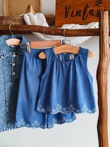 SHEIN Vintaside Kids Baby Mädchen 2-Teiliges Sommer-Set: Frisch & Hell, Denim-Optik ärmelloses Top mit besticktem Blumenrand, kombiniert mit geraden Hosen mit besticktem Blumenrand, locker & fließend, geeignet für Outdoor-Spiel, Fotoshootings, Zuhause, Park-Aktivitäten, Geburtstagsfeiern - süß & charmant - Blau - Übersicht 3