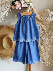 SHEIN Vintaside Kids Baby Mädchen 2-Teiliges Sommer-Set: Frisch & Hell, Denim-Optik ärmelloses Top mit besticktem Blumenrand, kombiniert mit geraden Hosen mit besticktem Blumenrand, locker & fließend, geeignet für Outdoor-Spiel, Fotoshootings, Zuhause, Park-Aktivitäten, Geburtstagsfeiern - süß & charmant - Blau - Übersicht 4