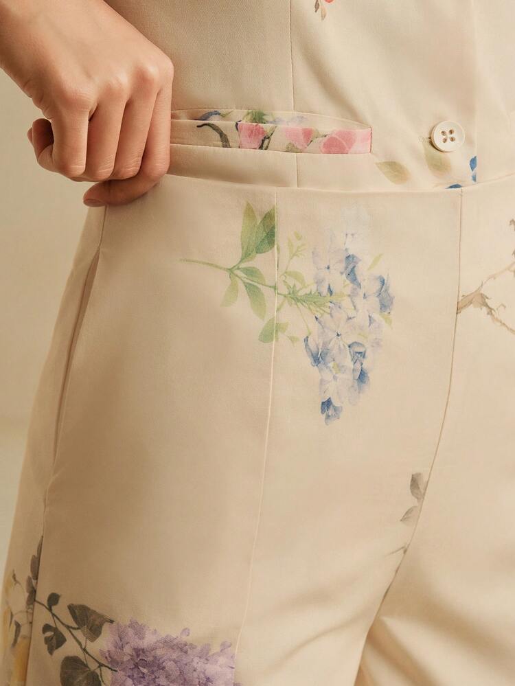 Women's Elegant Floral Print Woven Fabric Shorts Stylish Zipper Detail And Short Length Design