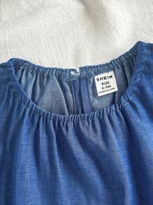 SHEIN Vintaside Kids Baby Mädchen 2-Teiliges Sommer-Set: Frisch & Hell, Denim-Optik ärmelloses Top mit besticktem Blumenrand, kombiniert mit geraden Hosen mit besticktem Blumenrand, locker & fließend, geeignet für Outdoor-Spiel, Fotoshootings, Zuhause, Park-Aktivitäten, Geburtstagsfeiern - süß & charmant - Blau - Übersicht 5