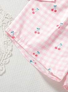 Conjunto de blusa de manga corta con cuello de solapa y estampado a cuadros y cereza, y pantalones cortos, ropa de descanso resistente al fuego imitación para adolescentes
