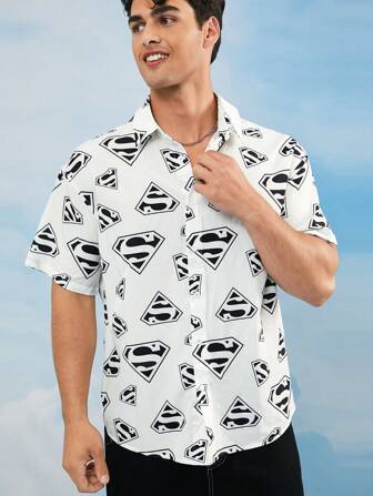 SUPERMAN X SHEIN 男式徽章图案前扣短袖衬衫，夏季