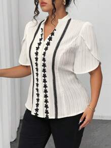Elenzga 大码女式纹理面料撞色补丁丝带镂空领口花瓣袖修身衬衫，夏季 - 白色 - 查看 6