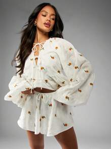 MISSGUIDED 花卉刺绣泡泡袖节日夏季波西米亚风套装，带荷叶边下摆细节，系带前海滩度假装 - 白色 - 查看 1
