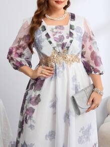 SHEIN Clasi Kurvenreiches Große Größen Elegantes und romantisches Chiffonkleid mit Positionsdruck, goldfarbene Kunstperlen-Spitze an der Taille, dunkelviolettes Kleid, fließendes Kleid, Cocktailkleid für Frauen, Fairycore, formelle Abendroben, bescheidenes Kleid, Konzert, Sommer, Sommeroutfits für Frauen