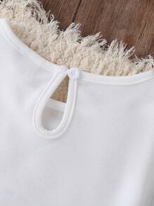 SHEIN Vintaside Kids Conjunto de 2 piezas de verano para bebé/niña pequeña que incluye parte superior informal con bordado de fresa y shorts de mezclilla bordados cómodos - Blanco - Ver 7