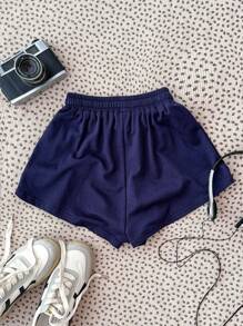 少女海军蓝七分短裤，采用拼色和刺绣数字设计，适合所有季节穿着，适合街头服饰、运动和休闲青少年风格