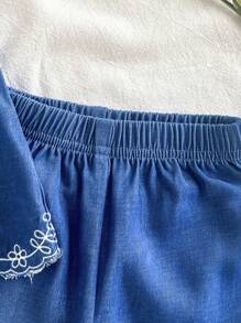 SHEIN Vintaside Kids Baby Mädchen 2-Teiliges Sommer-Set: Frisch & Hell, Denim-Optik ärmelloses Top mit besticktem Blumenrand, kombiniert mit geraden Hosen mit besticktem Blumenrand, locker & fließend, geeignet für Outdoor-Spiel, Fotoshootings, Zuhause, Park-Aktivitäten, Geburtstagsfeiern - süß & charmant - Blau - Übersicht 7