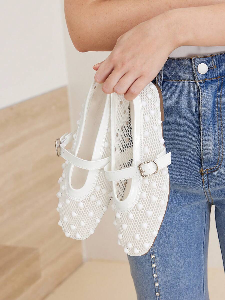 MOTF Zapatos planos de moda para mujeres de primavera/verano, zapatos de malla de red blanca para refrescar el verano, zapatos tipo bailarina, zapatos de malla calada y con cuentas, transpirables - Blanco - Ver 1