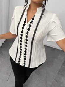 Elenzga 大码女式纹理面料撞色补丁丝带镂空领口花瓣袖修身衬衫，夏季 - 白色 - 查看 7