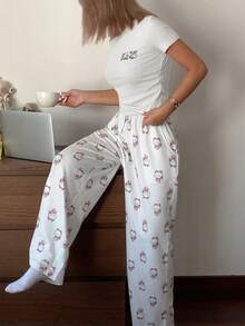 DAZY Conjunto de pijama de 2 piezas con Top de diseño de letras ajustada y acortada + pantalones sueltos con estampado completo de dibujos animados