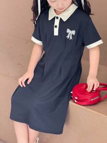 Vestido de verano para niñas con cuello medio abierto, manga corta, aplicación de mariposa y bloques de color - azul real - Ver 1