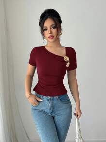 Elenzga 女士金属花朵装饰不对称领口短袖T恤，通勤风格 - 酒紅色 - 查看 3