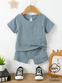 SHEIN Conjunto de 2 piezas de camiseta de bolsillo y pantalones cortos para bebé niño