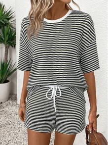 SHEIN LUNE Set de 2 piezas para mujer con top de manga corta de hombros caídos y cuello redondo con rayas de color contrastante, y shorts a cuadros para un look casual de verano - Verde militar - Ver 5