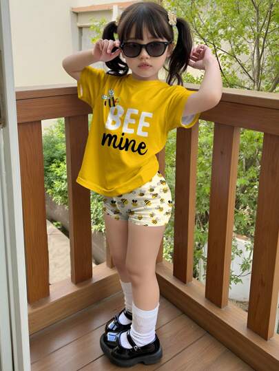 SHEIN Bộ 2 món: Áo thun tay ngắn in hình ong và hoa hoạt hình dễ thương và quần đùi đạp xe cho bé gái, mùa hè