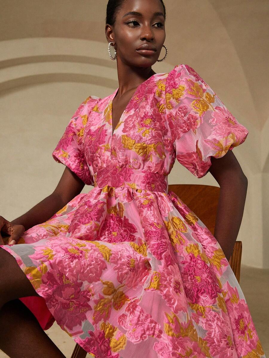 BELROSIE Vestido de línea A con escote en V profundo, cintura entallada, mangas de pétalos y estampado floral de jacquard de organza elaborado para mujer - Rosa - Ver 1