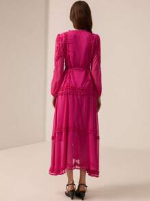 Aveloria Rosie 优雅法式风情V领拼接荷叶边开襟束腰长袖连衣裙，女士款 - 奢华度假及约会之夜秋季佳品 - 玫紅色 - 查看 2