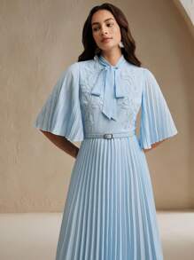 Anewsta 女士优雅刺绣花卉图案结领中长款褶皱连衣裙，配搭扣腰带，夏季 - 淺藍色 - 查看 5