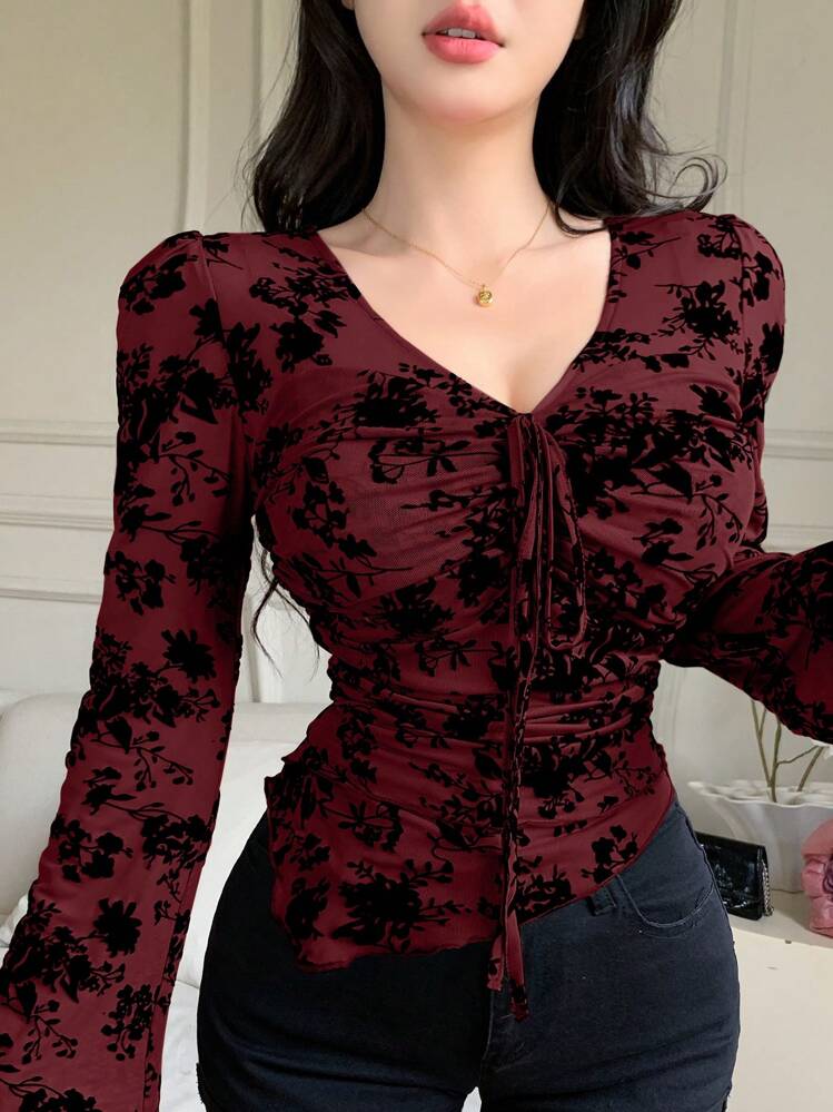 Joudiya بلوزة نسائية بأكمام جرس وياقة على شكل حرف V مع رباط وطبعات زهور صغيرة، أكمام طويلة مناسبة للربيع والصيف، ملابس نسائية للخريف، عيد الحب - الأحمر - مشاهدة 5