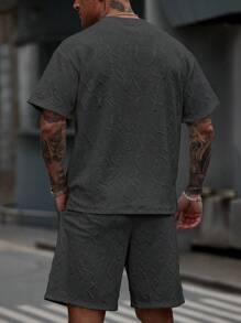 Manfinity CasualCool 男士两件套休闲套装：字母压花圆领短袖 T 恤和短裤，黑色两件套服装，送给男朋友或丈夫的绝佳礼物，舒适服装 - 深灰色 - 查看 2