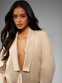 MISSGUIDED Blazer-Bluse mit tiefem Ausschnitt, luxuriöse, moderne Büromode, professionell, geschäftlich, elegant, minimalistisch, formell, anspruchsvoll, langärmlig, mit Kragen