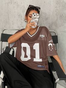 SHEIN EZwear 大码女式幸运数字 01 和加州字母印花轻质 V 领落肩宽松运动足球 T 恤，适合夏季至初秋，日常休闲和运动穿着