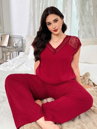 SHEIN Charmigt sexigt spetsband med v-ringning, bekvämt supermjukt, andningsbart, rött mjölksiden, ribbat tyg, plusstorlek, kortärmat set med topp och byxor