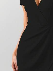 SHEIN Clasi Gaun Wanita Polos Kerah V dengan Hem Model Tulip Berkerut, Panjang Sedang, Elegan - Hitam - View 3