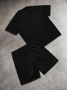 Manfinity EMRG Conjunto de camiseta casual de manga corta de cuello redondo con estampado de letras y shorts con cordón en la cintura para hombre